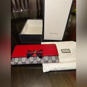 AUTHENTIC Gucci Supreme Bow Continental Wallet